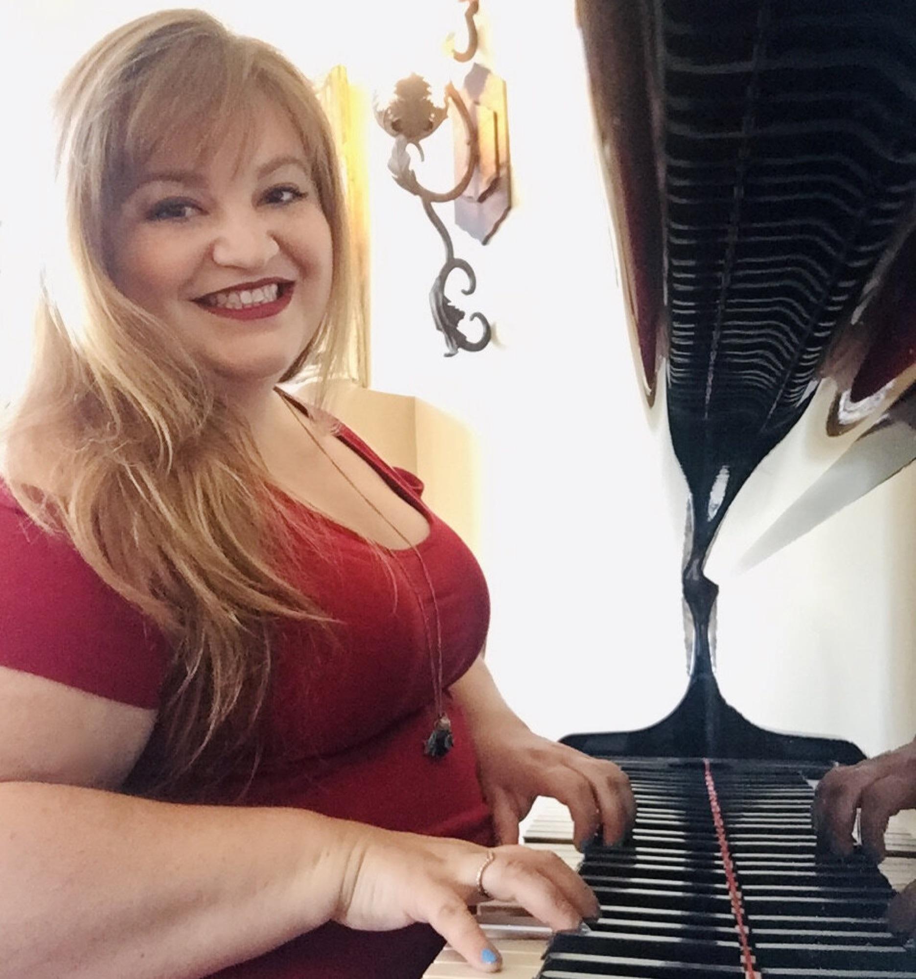 Raquel Sandler seated at a piano